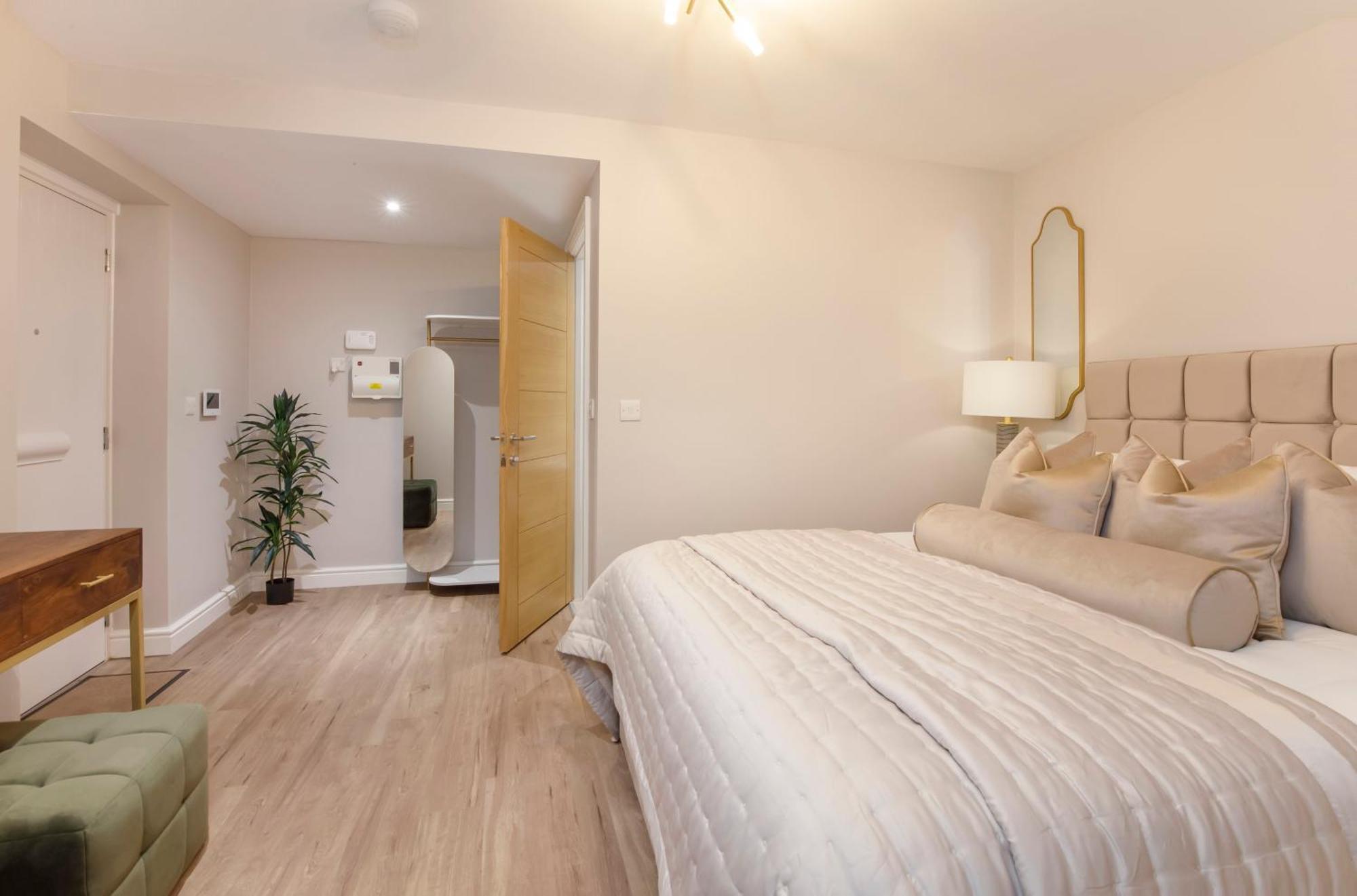 Crescent Court Modern And Luxurious Apartments ヨーク エクステリア 写真